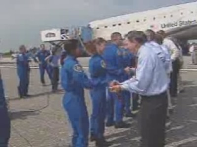 Il direttore della NASA Griffith saluta l'equipaggio del Discovery:  KB