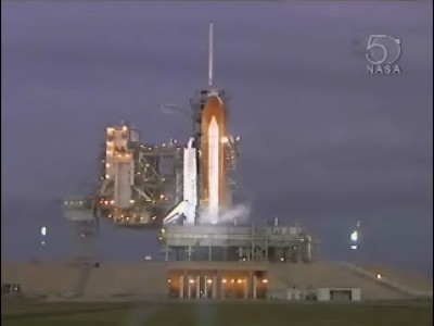Lo space shuttle Atlantis  sulla rampa di lancio e tra poco albegger anche a Cape Canaveral; mancano 4h 24m al lifoff: 17 KB