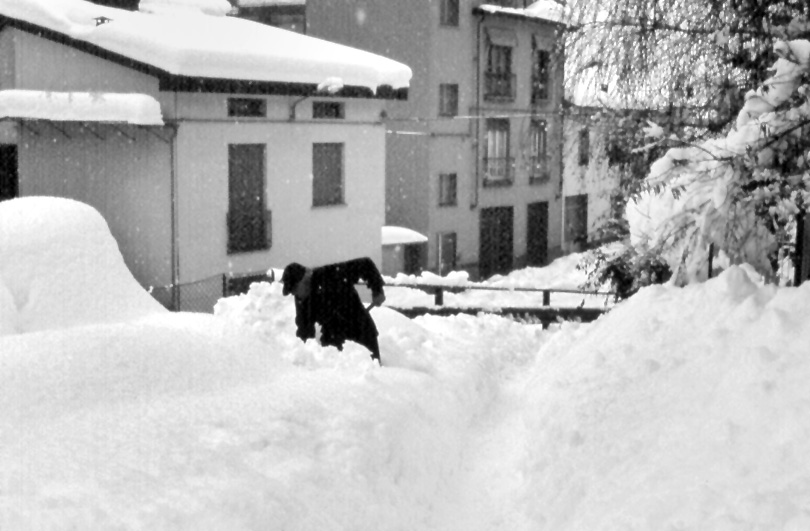 Nevicata 1985 a Bellinzago Novarese: 118 KB; clicca l'immagine per ingrandirla