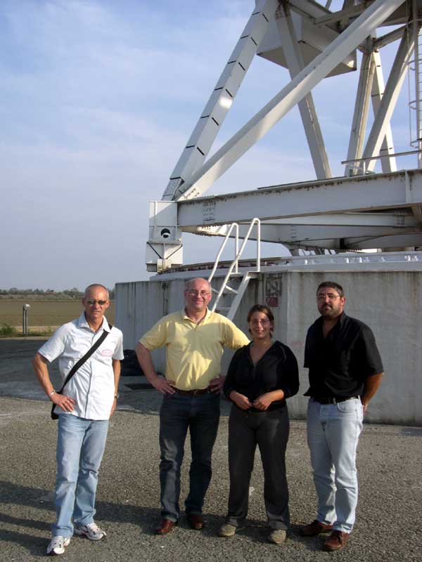 4) Stefano Codutti, Lucio Furlanetto, Stefania Varano, Giuliano degano ai piedi del Radiotelescopio: 50 KB