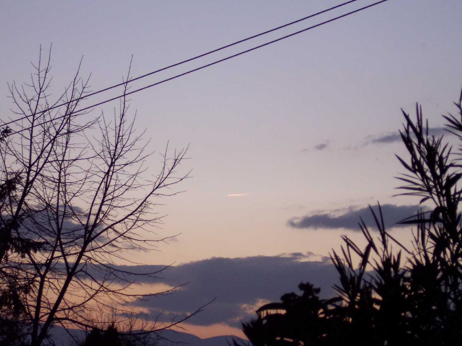 Jet trail: 118 KB; click on the image to enlarge