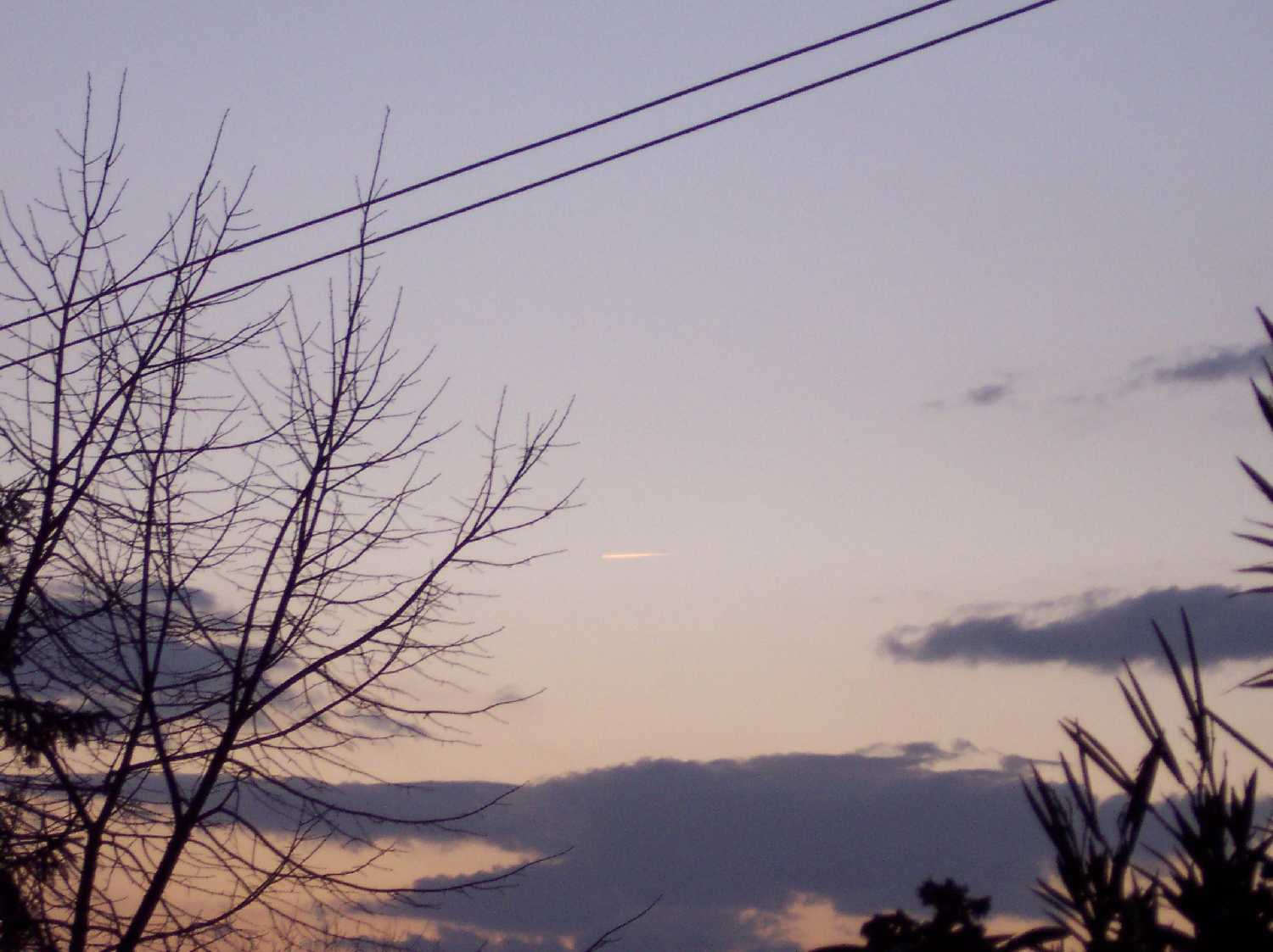 Jet trail: 106 KB; click on the image to enlarge