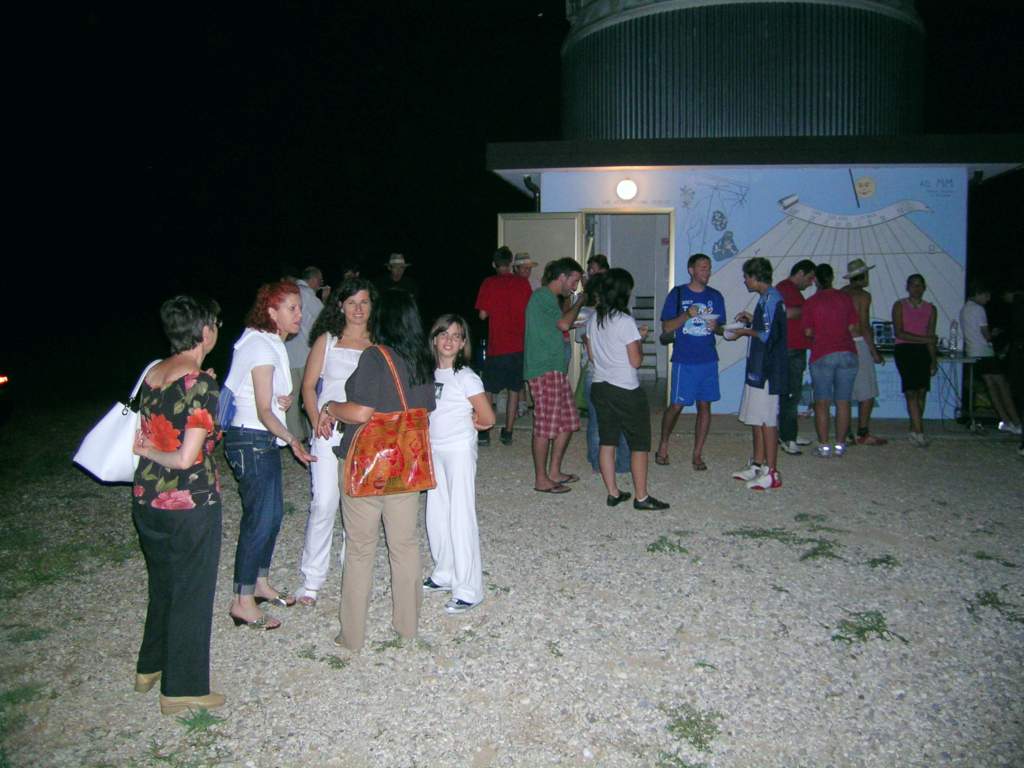 1) Alcune persone davanti all'osservatorio: 121 KB