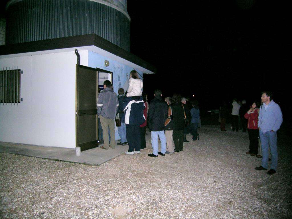 3) Parte del pubblico intervenuto attende ancora di entrare in osservatorio: 90 KB