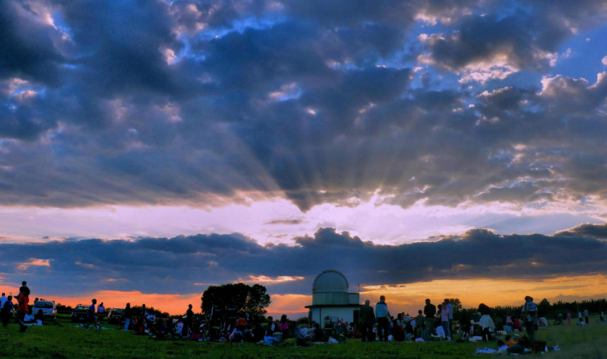 L'animazione tutt'attorno all'osservatorio al tramonto: 107 KB
